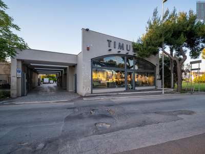 Lo incontriamo in via Napoli, nel quartiere San Girolamo, nello showroom della sua azienda denominata dal 2016 �Eleganza Italiana"